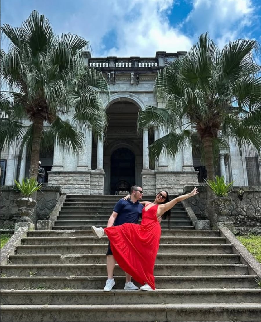 Cenário clássico e elegante para ensaio pré-casamento, fotos de viagem e experiências exclusivas. 10. Turismo, fotografia, pré-wedding e experiências inesquecíveis no Parque Lage RJ com vista para o Cristo Redentor