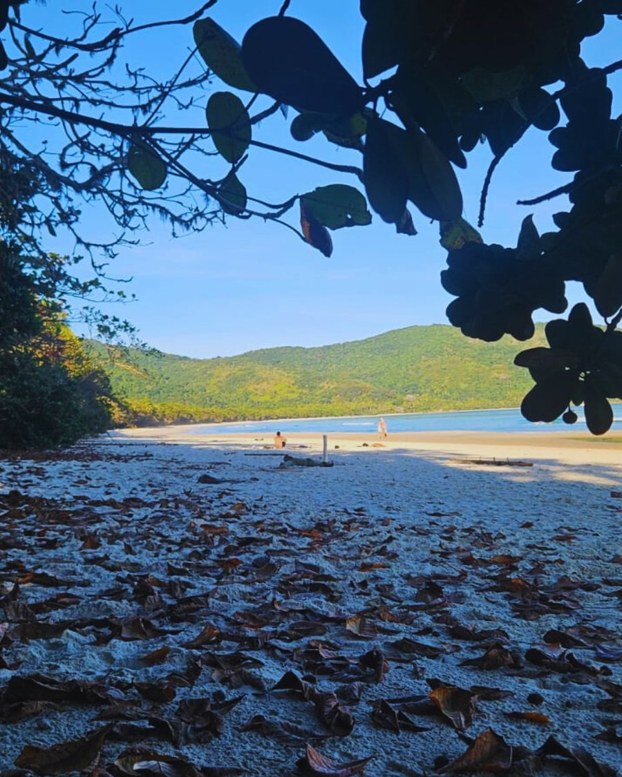 Lopes Mendes encanta com sua areia branca e fina e um mar em tons de azul-turquesa simplesmente deslumbrante.