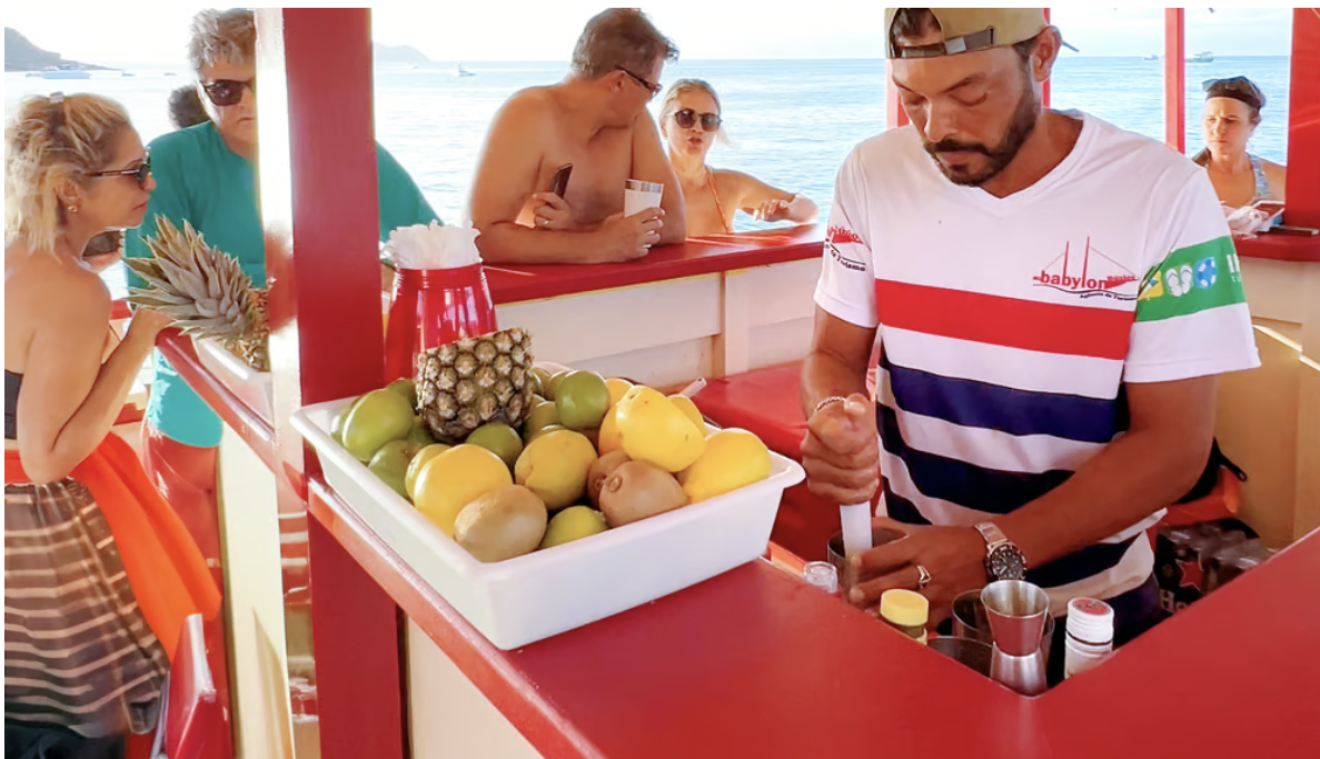Bar a bordo com venda de bebidas e churrasquinho