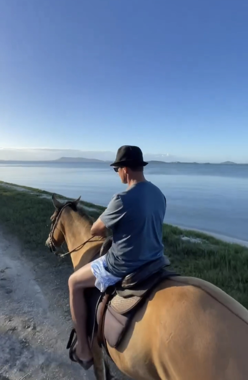 PASSEIO A CAVALO POR LAGOAS, SALINAS E PRAIAS EM MONTE ALTO