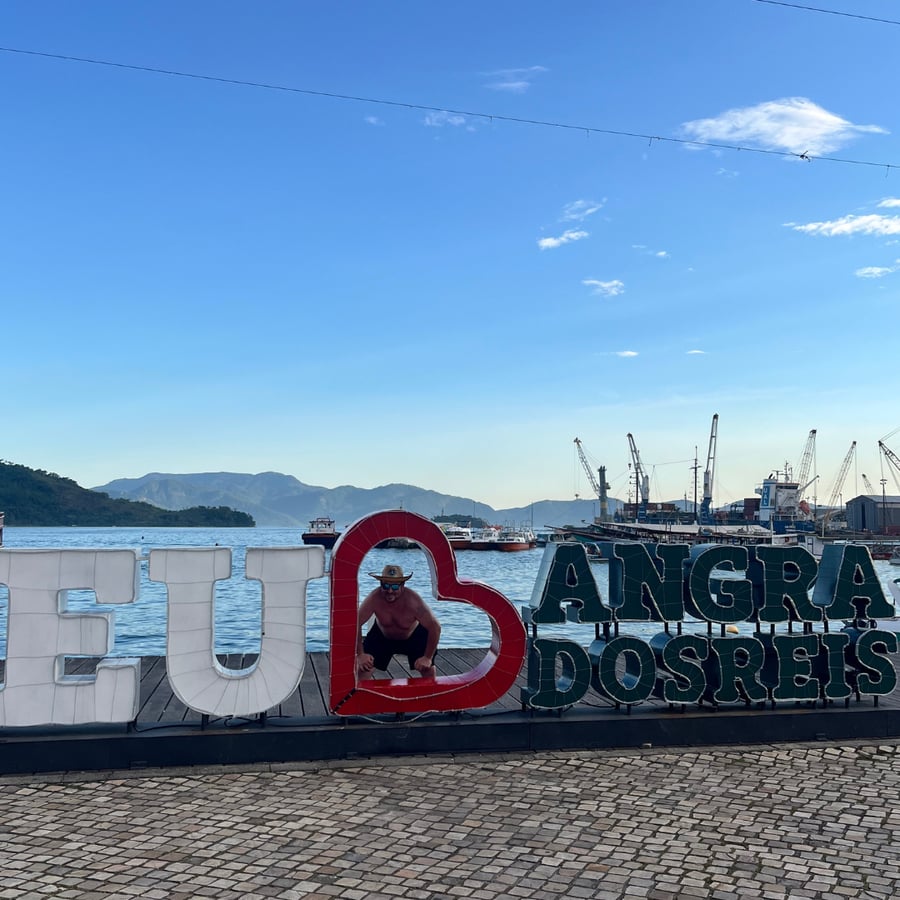 A referência do ponto de encontro para o embarque é esse totem com o nome "Eu S2 Angra dos Reis"