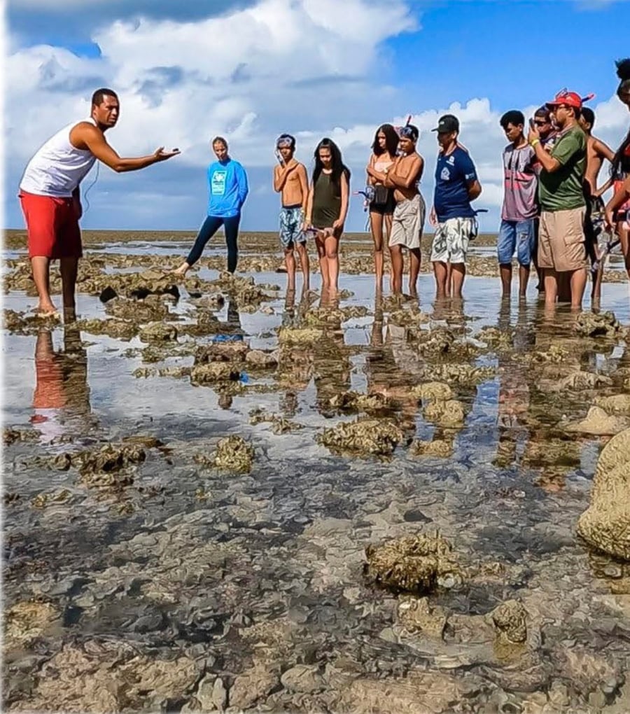 Quando chega na ilha temos aula com o Biologo 