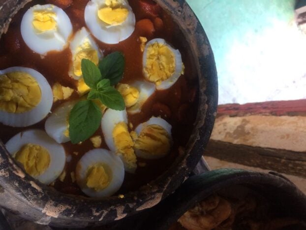 Comida na panela de pedra