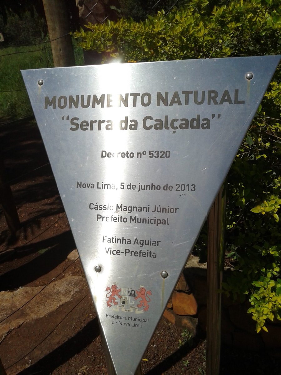 Placa "Monumento Natural da Serra da Calçada"