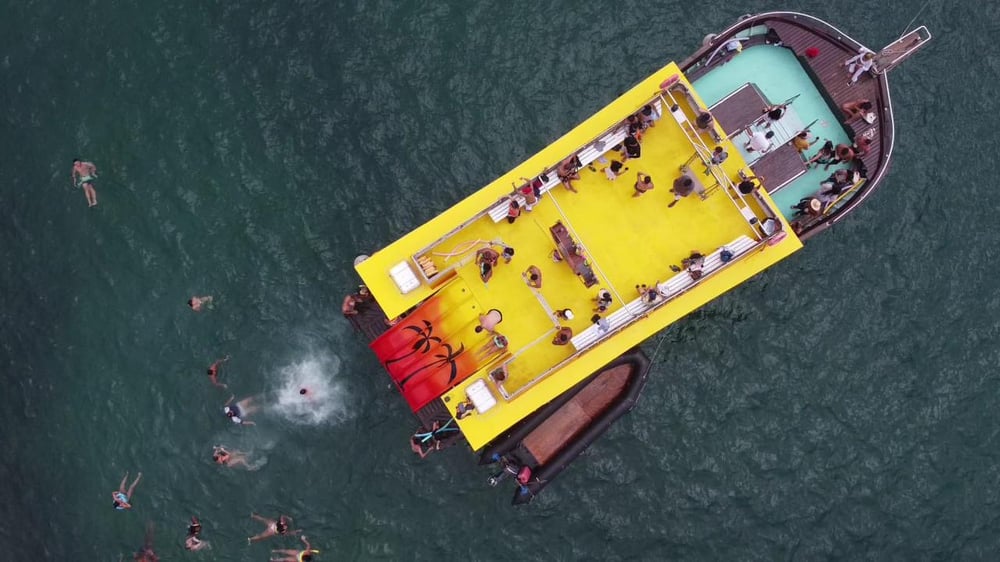 Embarque nesse passeio de barco em Arraial do Cabo