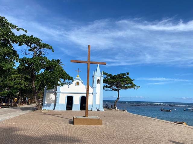À beira-mar, a charmosa Igreja de São Francisco de Assis completa a paisagem da vila e é um dos cenários mais fotografados da região.