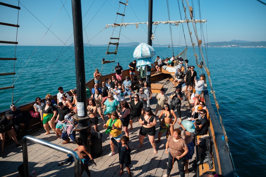 Personas disfrutando del paseo 