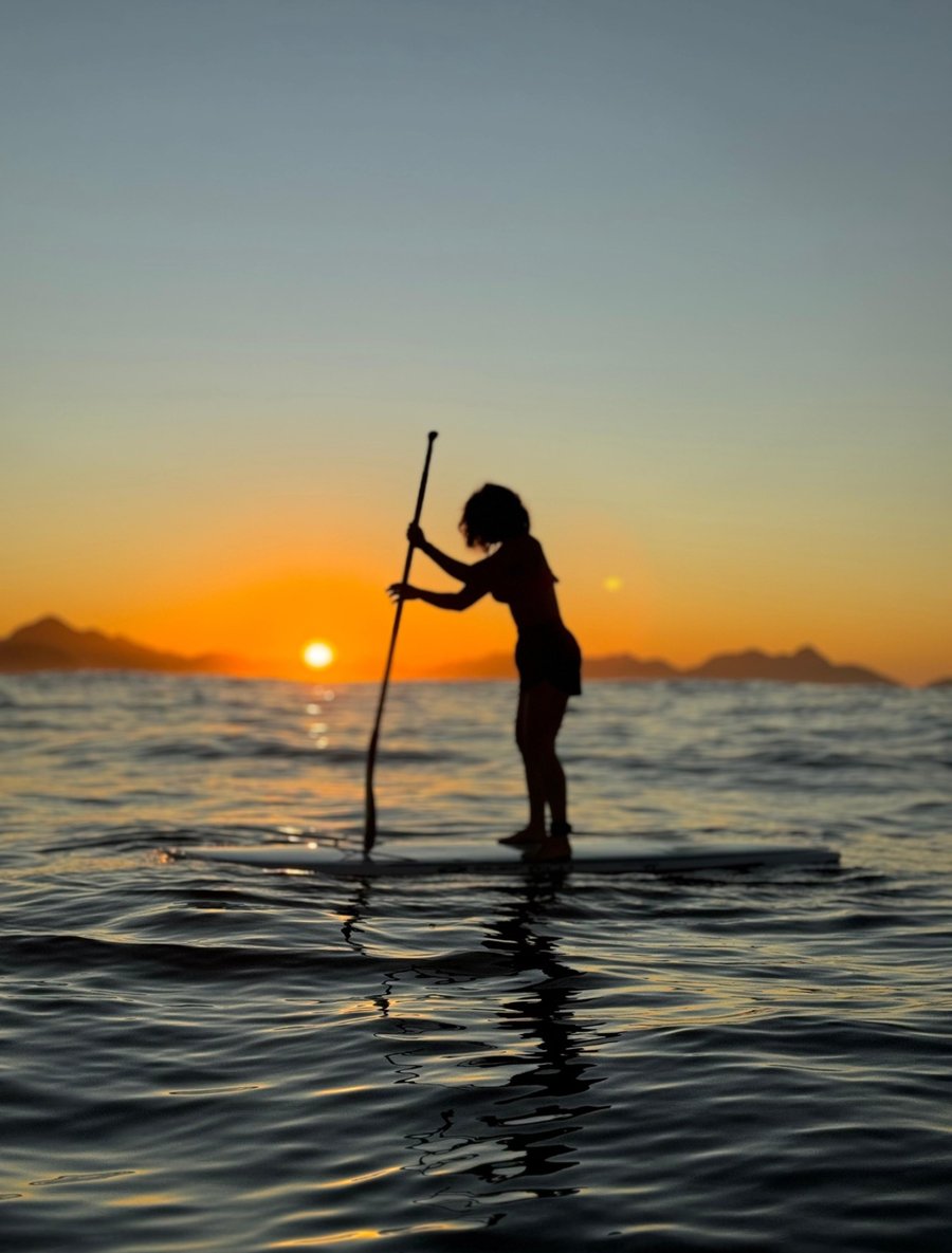    Passeio de stand up paddle no Rio de Janeiro durante o nascer do sol com paisagens paradisíacas e clima incrível