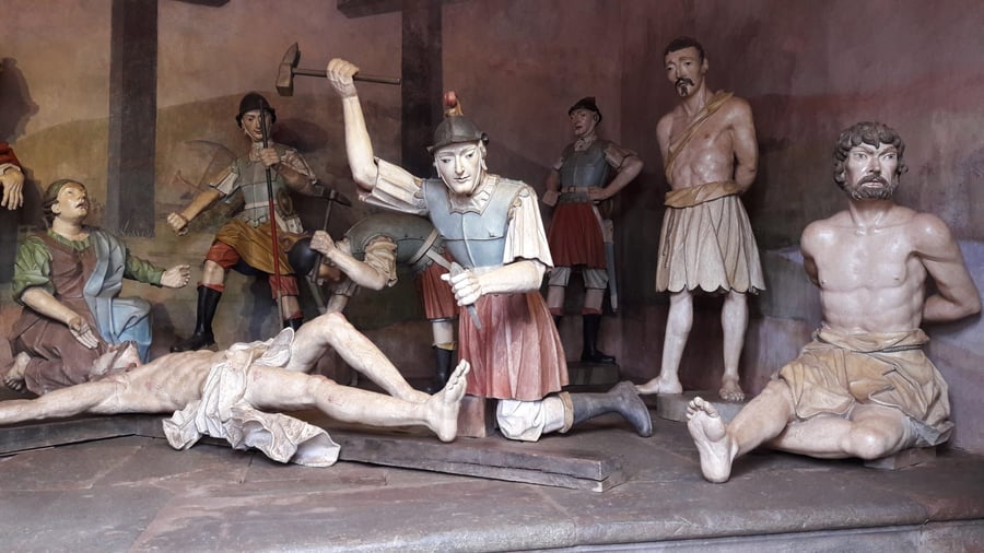 Escultura  de Aleijadinho no interior das Capelas dos Passos da Paixão de Cristo, em Congonhas