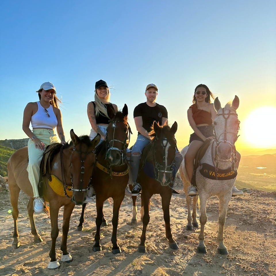 Passeio a cavalo em grupo