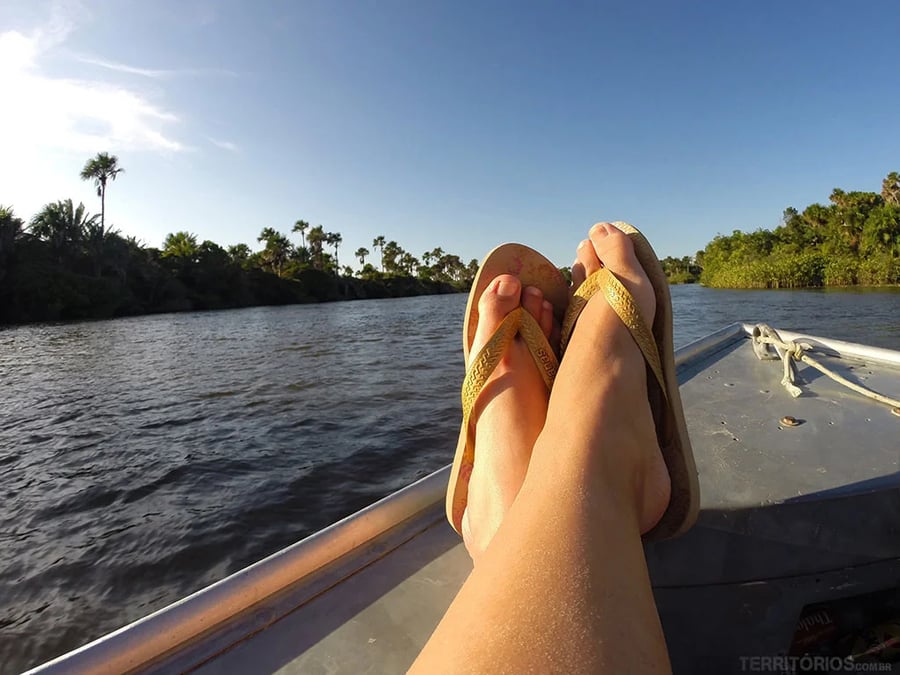 O passeio começa com a ida de 20 min de lancha voadeira pelo Rio Preguiças