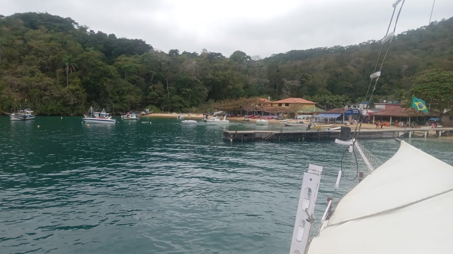 Almoço de 1 hora na Praia de Japariz, com buffet livre. Bebidas e sobremesas não inclusas. 