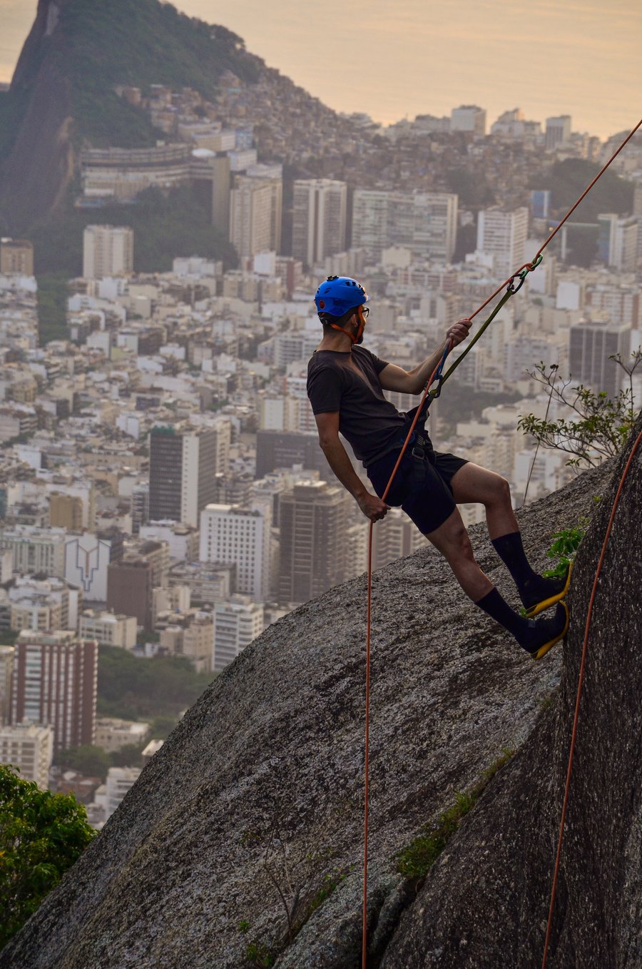 RAPEL NO TOPO DO MORRO DOIS IRMÃO 