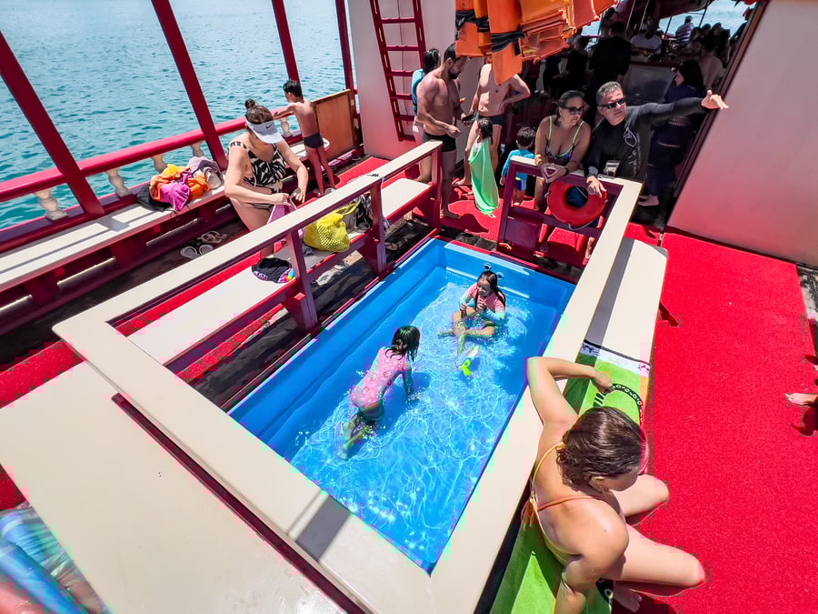 Passeio na Escuna Babylon, com toboágua e piscina infantil!