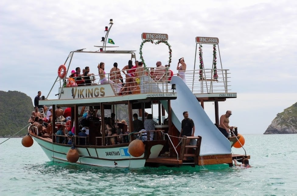 "Diversão em alto-mar! Deslizando para a aventura a bordo do nosso lindo barco! 🚤💦"