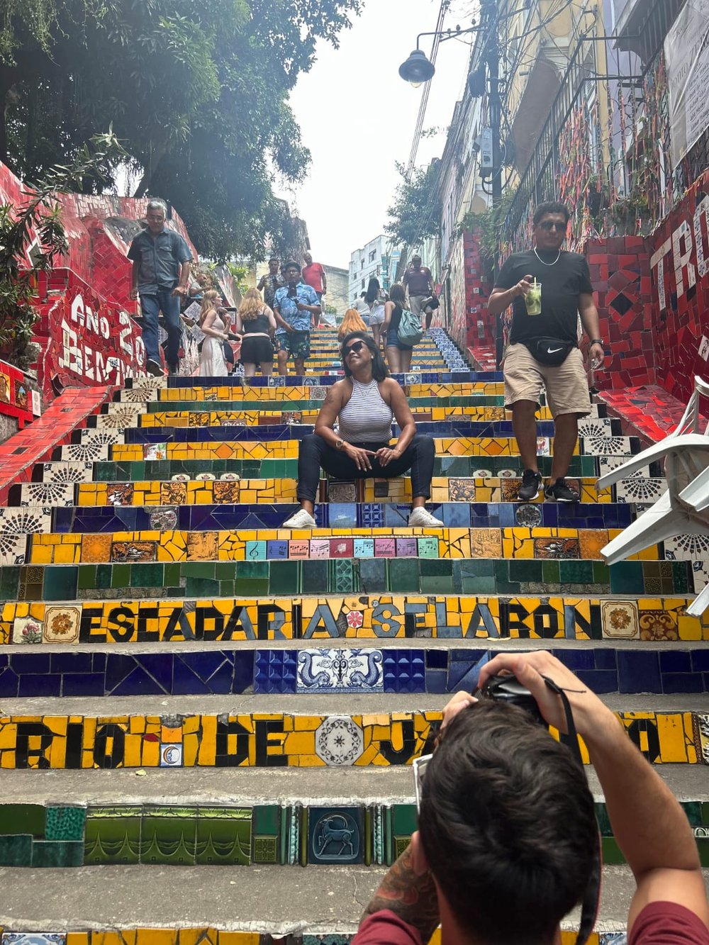 "Cores, arte e cultura na Escadaria Selarón! Um lugar que faz o coração bater mais forte. 🎨❤️"