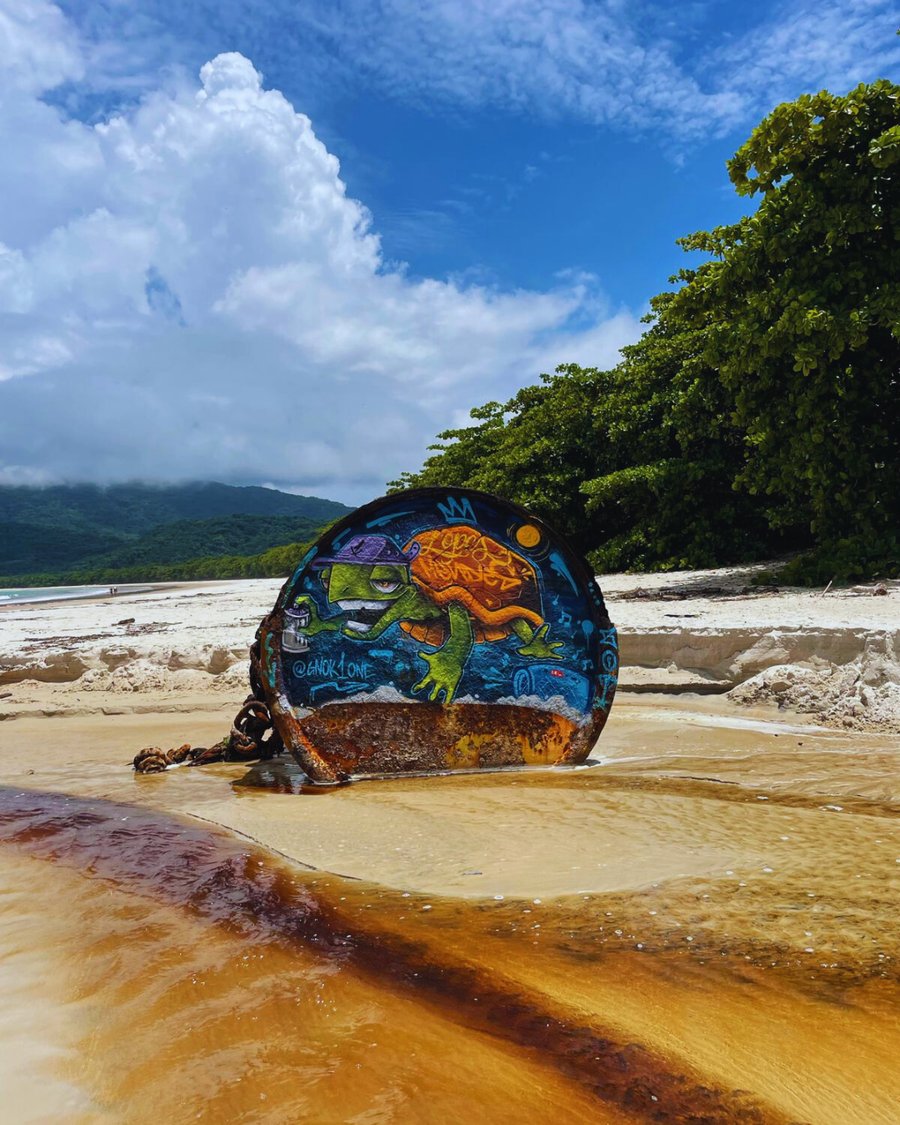 No canto de Lopes Mendes tem uma antiga boia que sempre algum artista expoe sua arte ali 