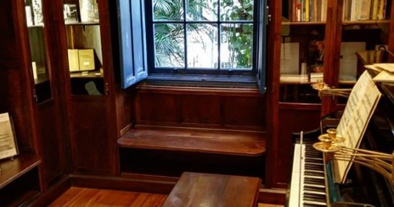 Interior da Casa de Mario de Andrade, com piano do escritor