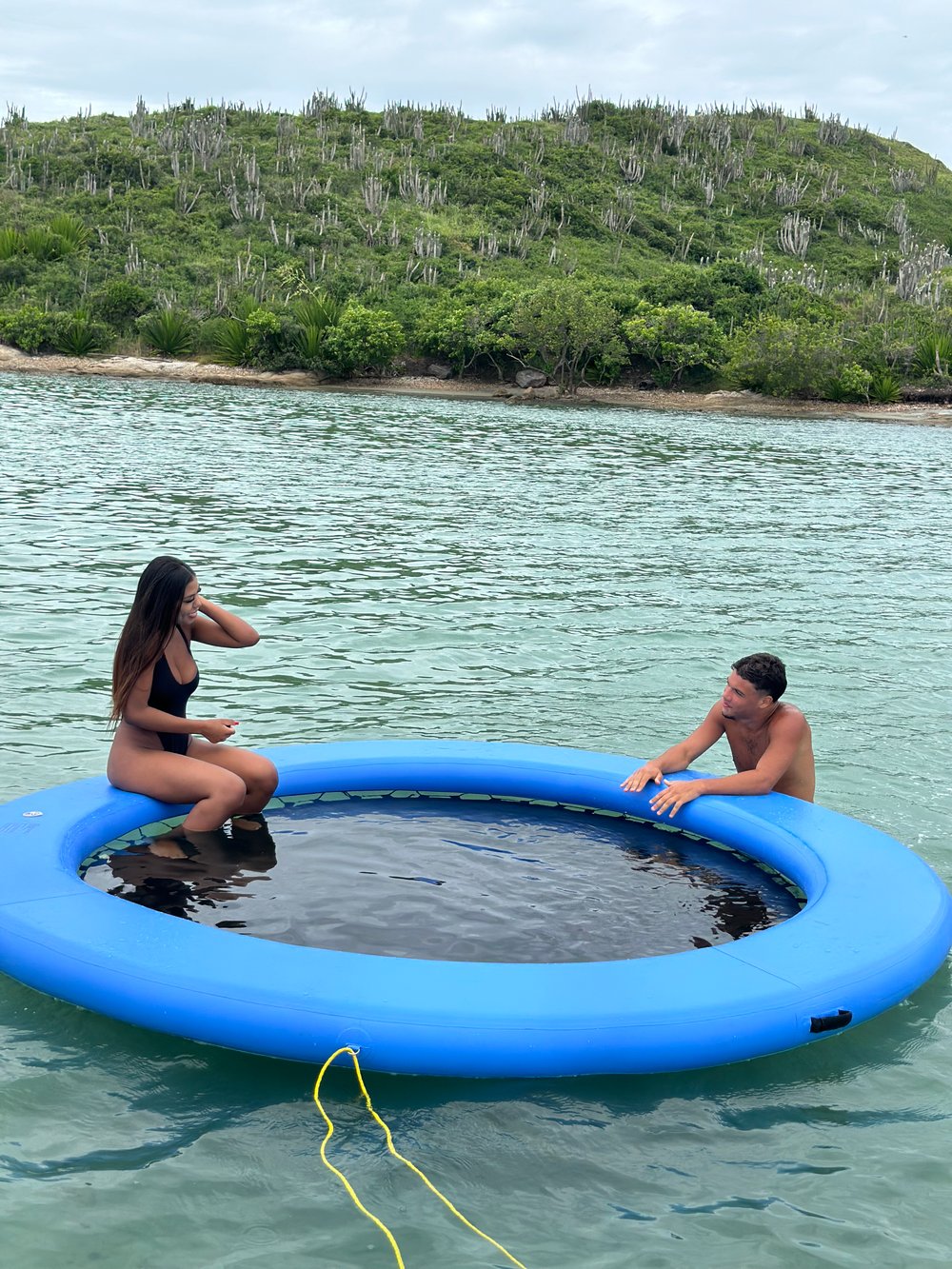 Passeio de lancha com piscina flutuante 