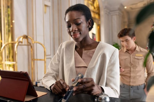 Importância de levar mais de 2 cartões em viagens internacionais: quais os melhores e como escolher