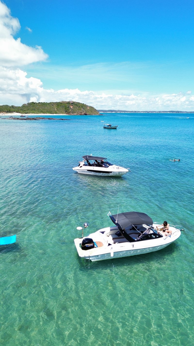 Lancha coral 23 pés (8 pessoas) + lancha coral 26 pés (11 pessoas)