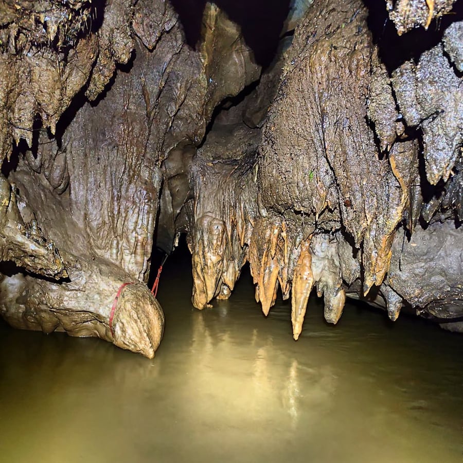 Trilha por dentro da água na Caverna Alambari de Baixo