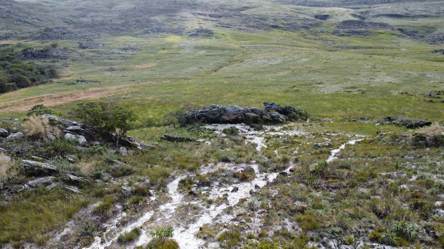 Abrigo natural que guarda histórias antigas gravadas nas rochas da Serra.
