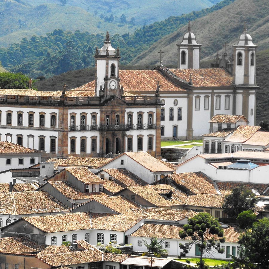 Contrate vans com motoristas para transporte entre Tiradentes X Ouro Preto, com ou sem guia de turismo