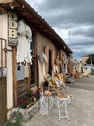Avenida onde a gastronomia, o artesanato se encontram dentro de Resende Costa, MG.