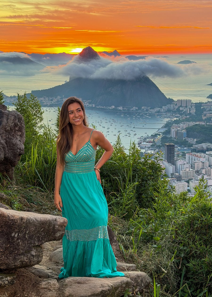 Fotos profissionais no Mirante Dona Marta com vista panorâmica do Rio de Janeiro. Ensaio externo com cenário icônico.