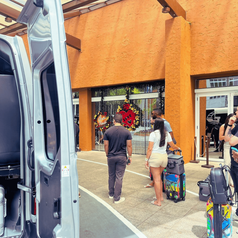 Nossos autos são espaçosos e motoristas treinados para tornar sua viagem confortável e segura.