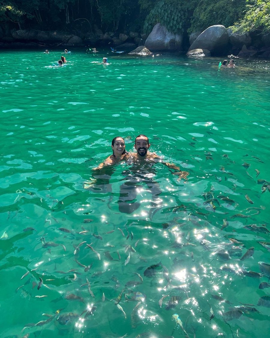 Casal aproveitando a Ilha dos Cocos