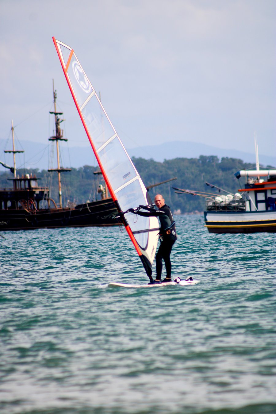 Precisando voltar para a praia com precisão? O Bordo (Tack) exige técnica rápida para passar a vela pela proa da prancha sem perder o equilíbrio. 