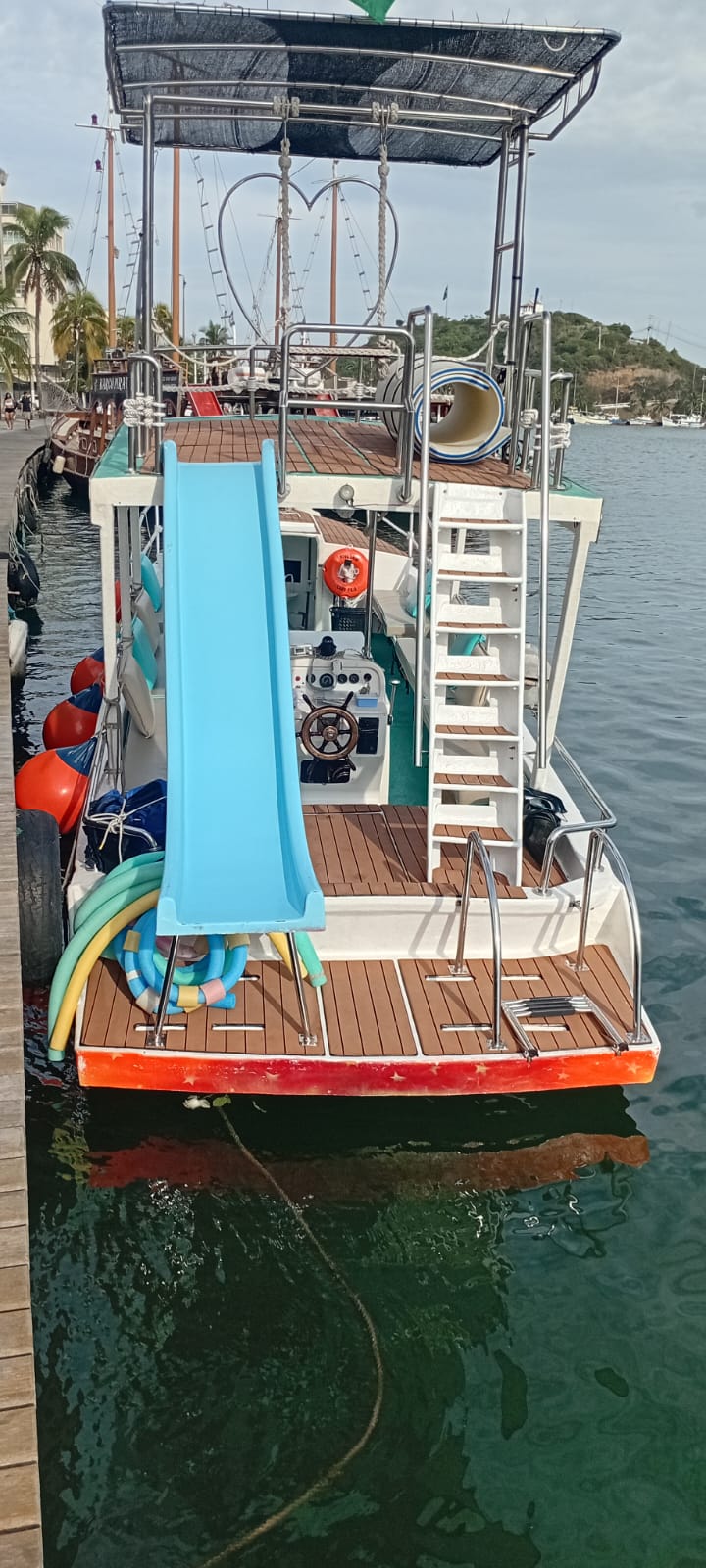 Passeio de Barco Privativo em Cabo Frio com Tobogã, Trampolim, Balanço, e Karaokê!