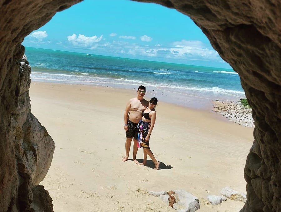 Pedra furada na praia do espelho