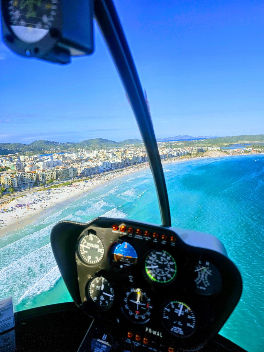 Sobrevoe a Praia do Forte em Cabo Frio e encante-se com o mar azul-turquesa cristalino vista do alto. Um visual inesquecível e exclusivo. Reserve com sinal de 10%!