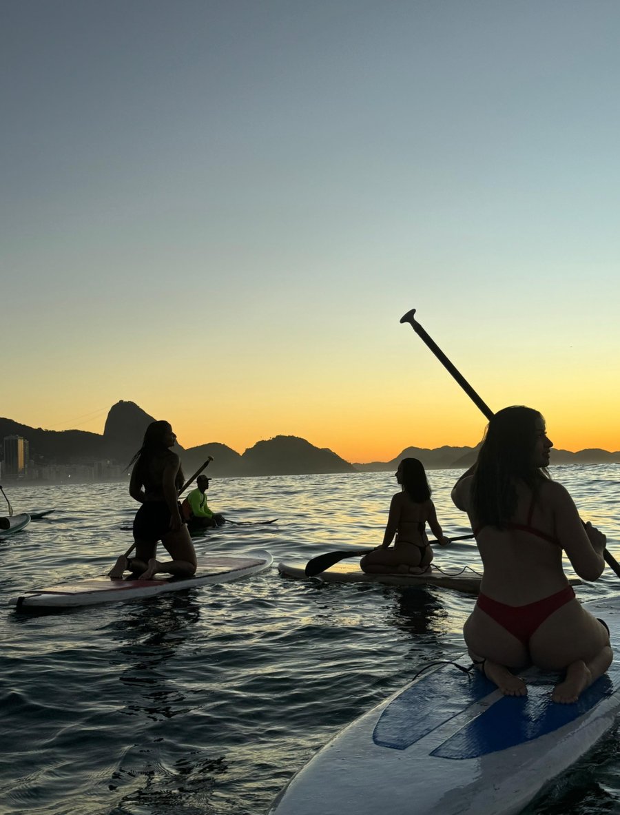    Explore o Rio de Janeiro de um jeito diferente com stand up paddle ao amanhecer em cenários cinematográficos