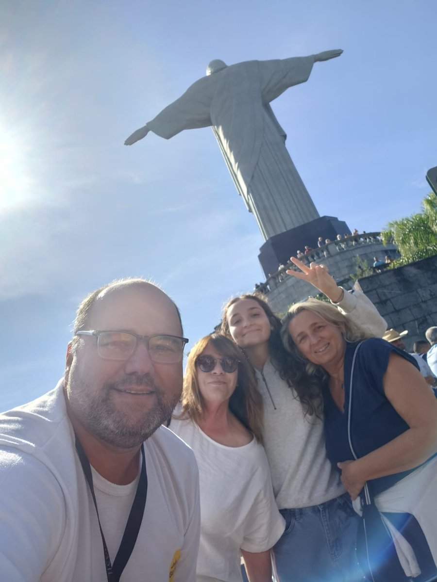 Foto com a estátua do Cristo Redentor
