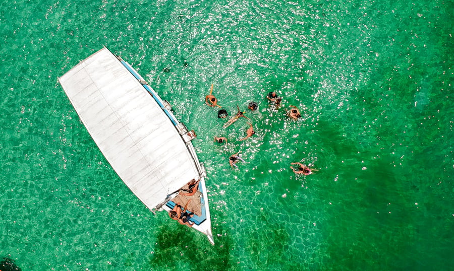 Escuna navegando pelas águas da Ilha de Tinharé durante o passeio para Gamboa.