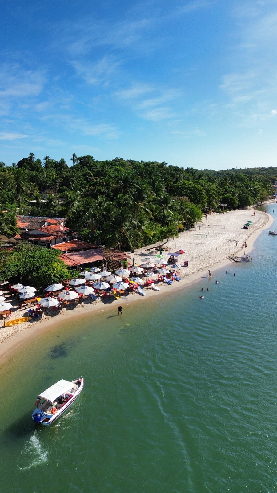 O desembarque acontece na Praia Boca da Barra, porta de entrada de um dos destinos mais preservados e encantadores do litoral baiano.
