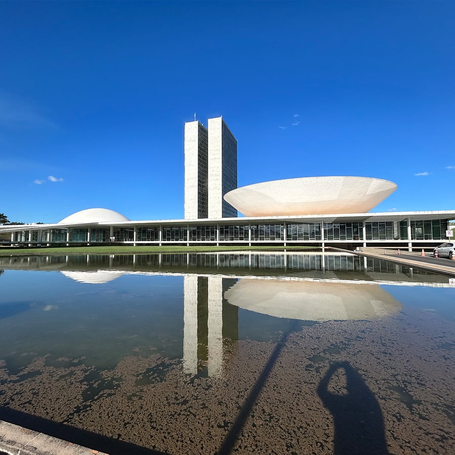 Congresso Nacional, localizado na Praça dos Três Poderes, defronte à Esplanada dos Ministérios.