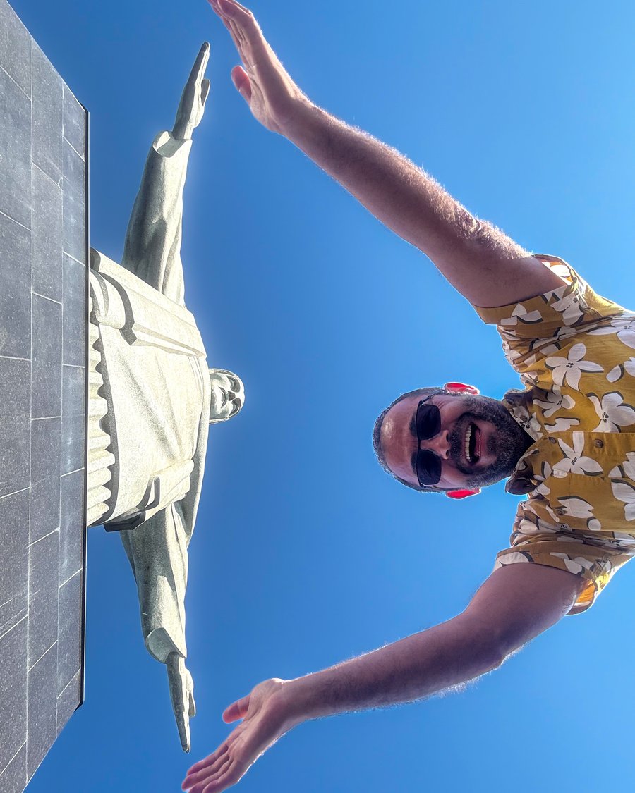 Ensaio fotográfico criativo no Cristo Redentor com poses diferenciadas e fotos profissionais no Rio de Janeiro.