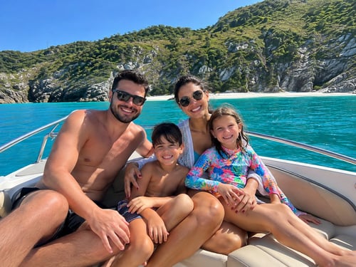 Passeio de Lancha com Crianças em Arraial do Cabo, Cabo Frio e Búzios: Diversão e Segurança para Toda a Família