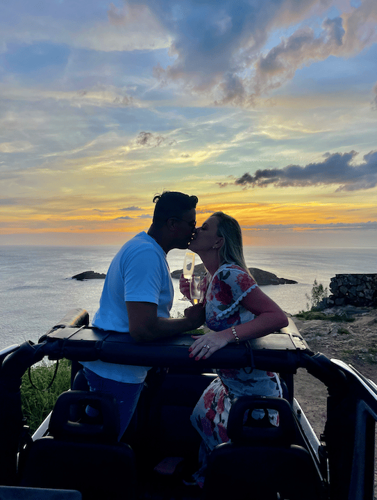 PASSEIO DE JEEP TROLLER FINALIZANDO COM ESPUMANTE NO POR DO SOL