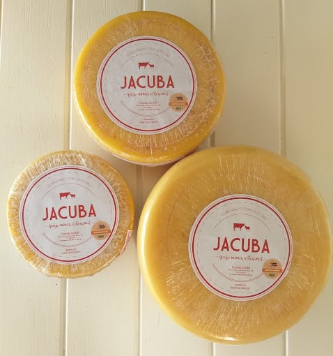 O famoso Queijo Jacuba, produzido artesanalmente com leite cru e maturação acima de 22 dias, possui um sabor suave e adocicado, 