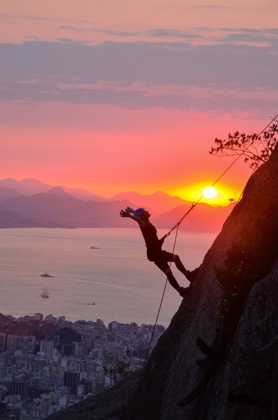 RAPEL NO TOPO DO MORRO DOIS IRMÃO 