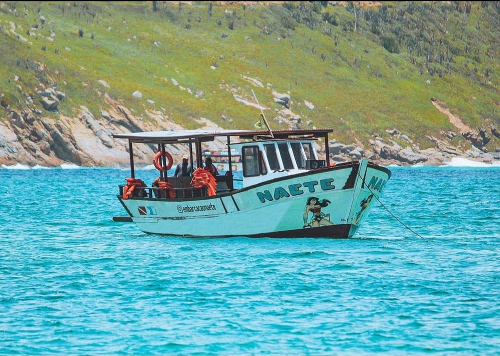 Embarque nesse passeio de barco em Arraial do Cabo