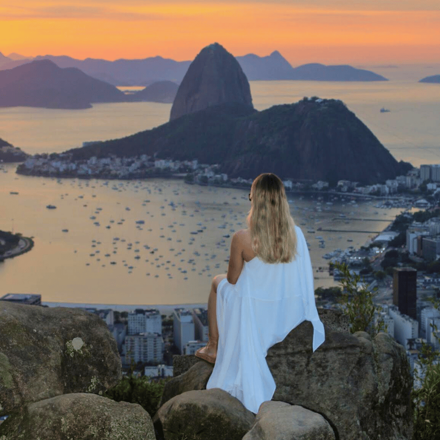 O passeio ao Mirante Dona Marta e ao Cristo Redentor é uma experiência imperdível no Rio  O Mirante Dona Marta proporciona uma vista panorâmica incrível da cidade.