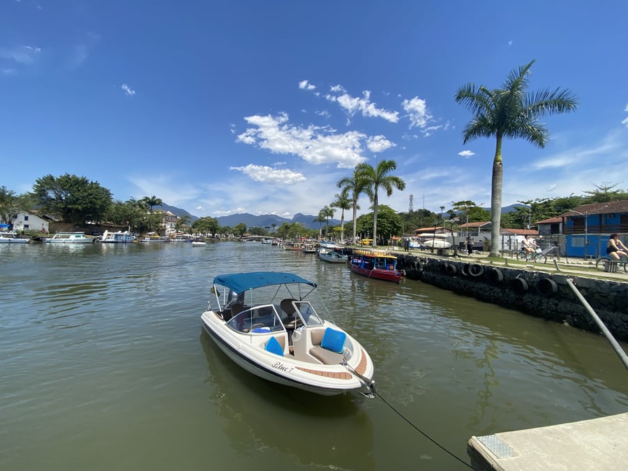 Lancha Blue 7 com capacidade para 4 passageiros