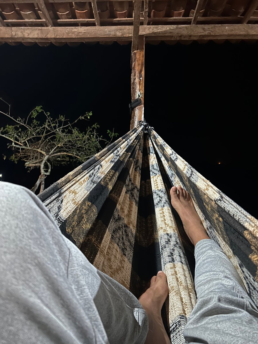 Redes e cadeiras pelo camping 